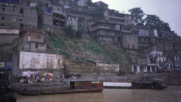 Wushan fica em uma região montanhosa às margens do rio Jangtsekiang, na China por Chintunglee/Wikimedia Commons