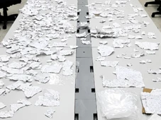Imagem - Bilhetes do PCC encontrados em esgoto deram início à investigação que prendeu Deolane Bezerra
