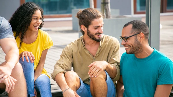 A gentileza também aparece em conversas simples, quando alguém escolhe palavras que não aumentam a tensão por Freepik