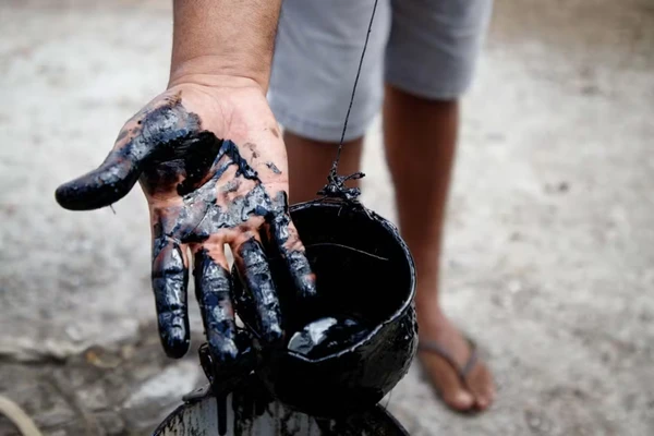 Agricultor encontrou petróleo quando cavou buraco para achar água por Marcelo Andrade/IFCE