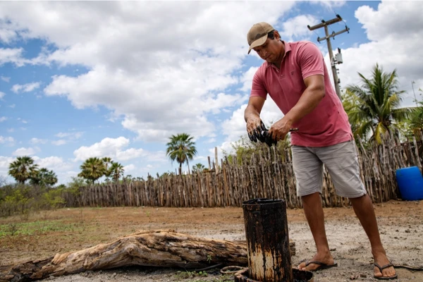 Agricultor encontrou petróleo quando cavou buraco para achar água por Marcelo Andrade/IFCE