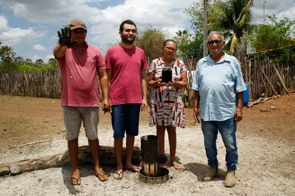 Agricultor encontrou petróleo quando cavou buraco para achar água por Marcelo Andrade/IFCE
