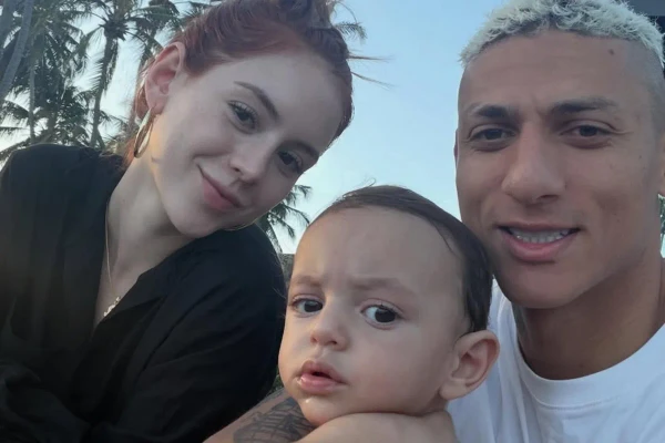 Amanda Araújo, Richarlison e o bebê  por Reprodução/Instagram