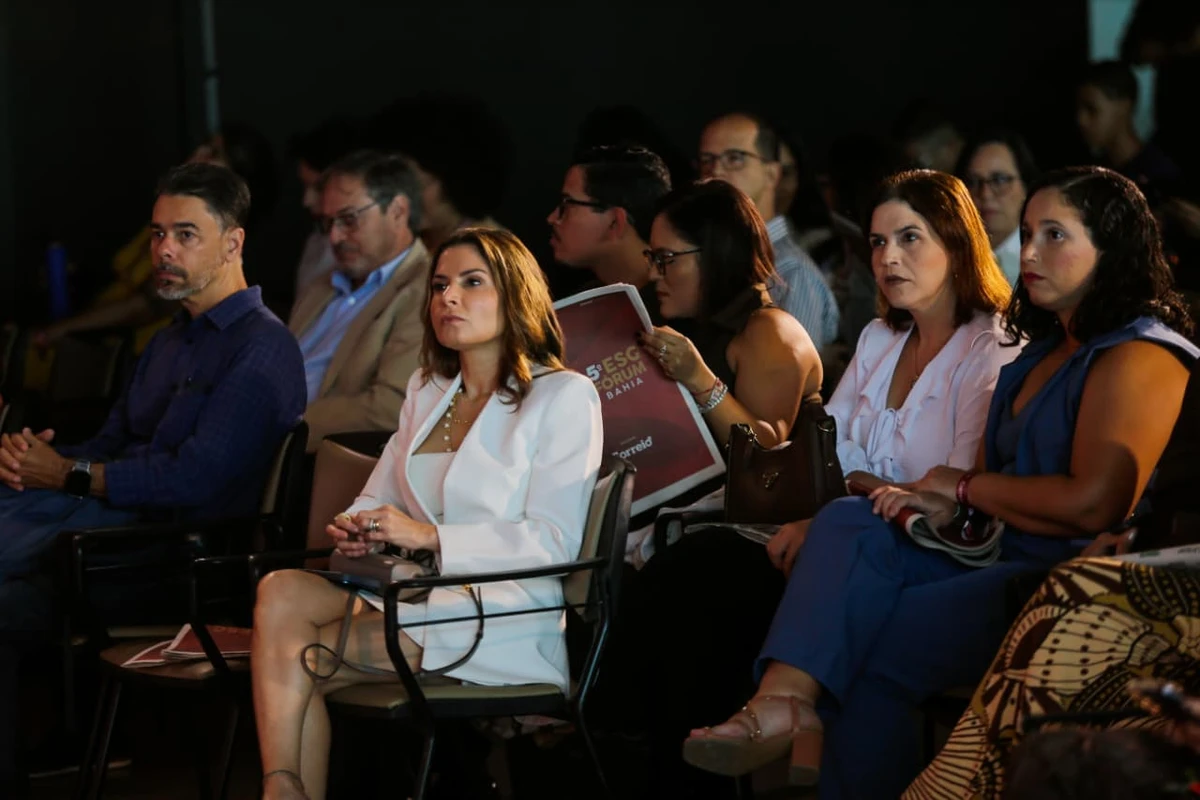 Ao centro, Renata Correia, diretora do jornal CORREIO por Arisson Marinho/CORREIO