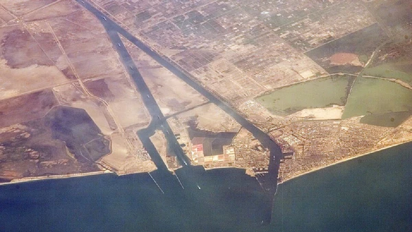 Canal de Suez liga o mar Mediterrâneo ao mar Vermelho e encurta a rota marítima entre Europa e Ásia por NASA