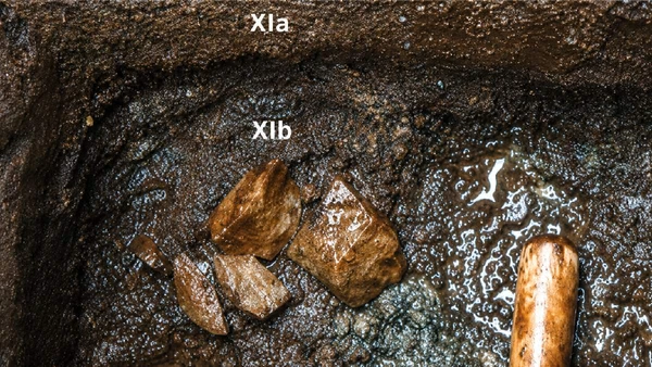 Close do conjunto lítico sendo exposto no Estrato XIb, mostrando a transição do XIa para o XIb por Divulgação / Artigo / Journal of Archaeological Science: Reports
