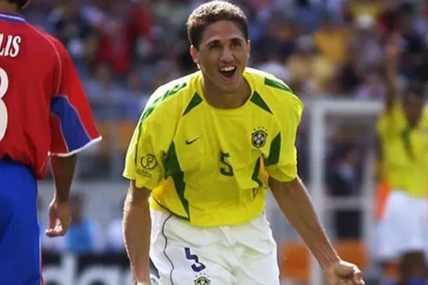 Edmílson (2006): Volante sofreu lesão no joelho já na Alemanha e foi substituído por Mineiro antes da estreia da Seleção no Mundial. por Reprodução