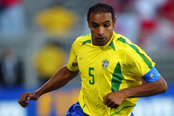 Emerson (2002): Capitão da Seleção sofreu luxação no ombro durante um rachão às vésperas da estreia contra a Turquia e acabou cortado da campanha do pentacampeonato. por Reprodução