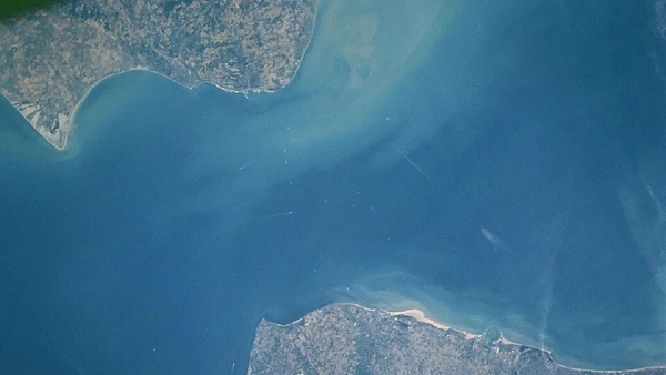 Estreito de Dover liga o Canal da Mancha ao mar do Norte e concentra tráfego intenso entre Reino Unido, França, Bélgica, Holanda e Alemanha por NASA