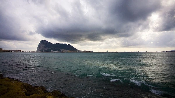 Estreito de Gibraltar liga o oceano Atlântico ao mar Mediterrâneo e é usado por navios que conectam Europa, norte da África, Oriente Médio e Américas por Karyn Sig / Wikimedia Commons