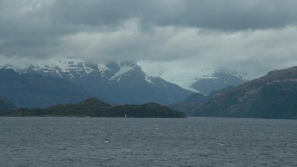 Estreito de Magalhães liga os oceanos Atlântico e Pacífico pelo sul da América do Sul e ainda serve a rotas regionais do Chile e da navegação científica e turística por Valmin / Wikimedia Commons