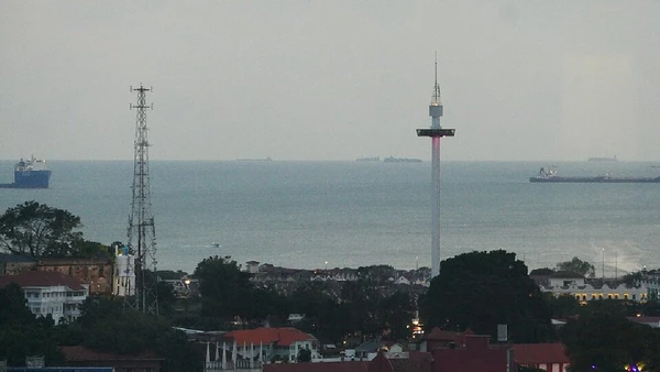 Estreito de Malaca liga o oceano Índico ao mar do Sul da China e é essencial para China, Japão, Coreia do Sul e Singapura, principalmente no transporte de petróleo e produtos industriais por ZoschH / Wikimedia Commons