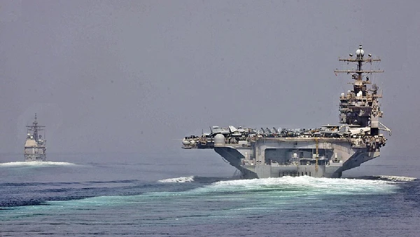 Estreito de Ormuz liga o golfo Pérsico ao golfo de Omã e é uma das rotas mais sensíveis para exportações de petróleo de Arábia Saudita, Irã, Iraque, Kuwait, Catar e Emirados Árabes por Alex R. Forster/U.S. Navy/Wikimedia Commons
