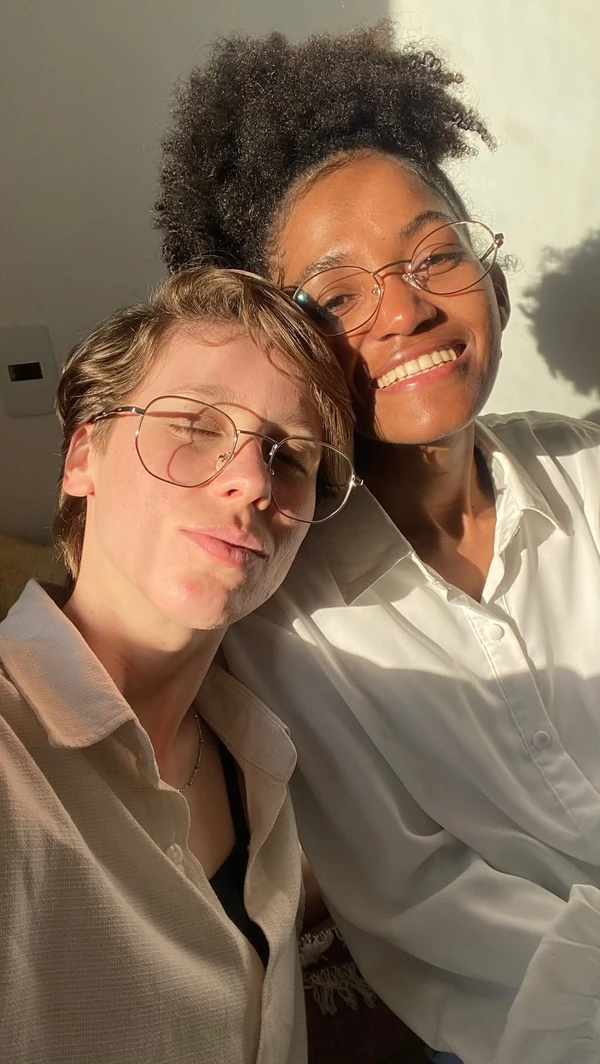 Ex-freiras viralizaram ao revelar amor que começou durante a vida no convento por Reprodução