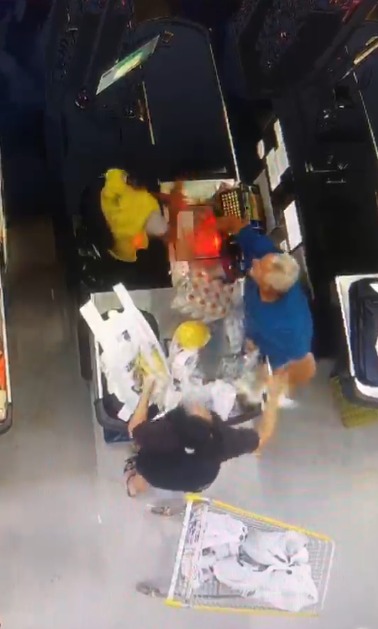 Funcionária é agredida em supermercado na Bahia por Reprodução