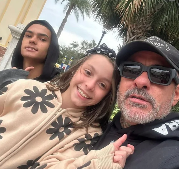 Henrique Fogaça, a esposa e os filhos por Reprodução | Instagram
