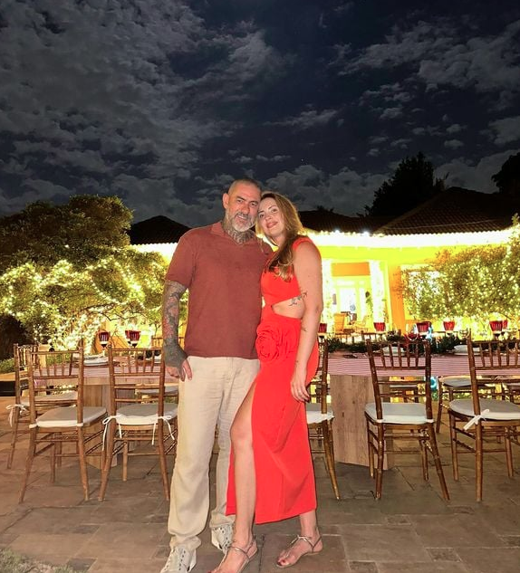 Henrique Fogaça, a esposa e os filhos por Reprodução | Instagram