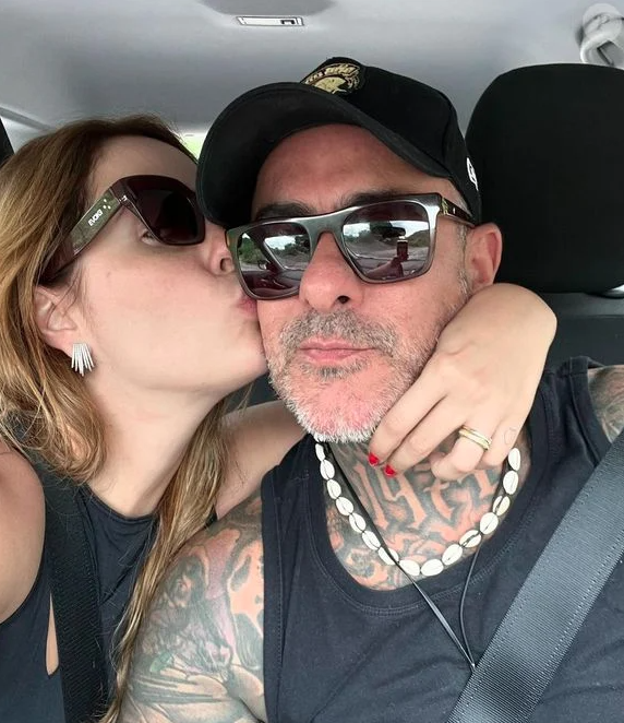 Henrique Fogaça, a esposa e os filhos por Reprodução | Instagram