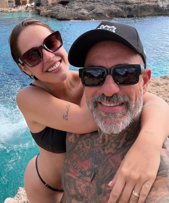 Henrique Fogaça, a esposa e os filhos por Reprodução | Instagram