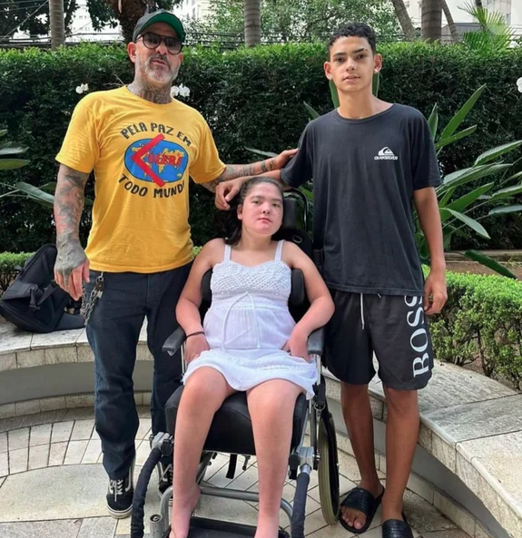 Henrique Fogaça, a esposa e os filhos por Reprodução | Instagram