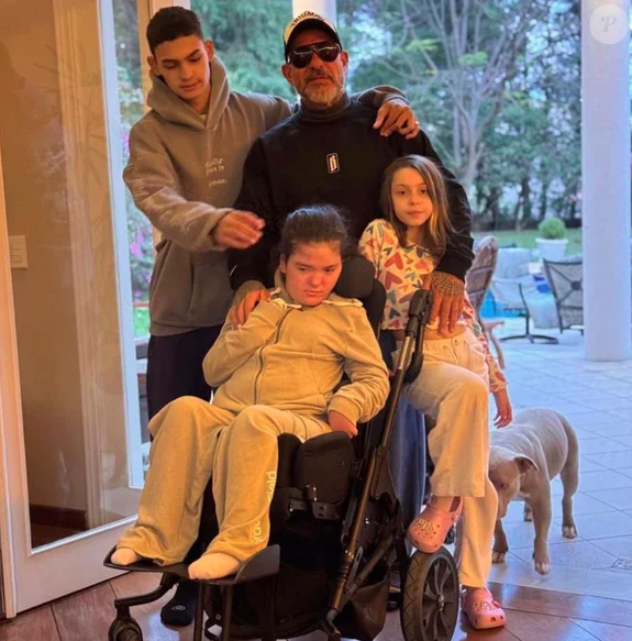Henrique Fogaça, a esposa e os filhos por Reprodução | Instagram