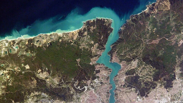 Hoje, o Bósforo liga o Mar Negro ao Mar de Mármara e corta Istambul, uma cidade histórica que fica entre dois continentes: a Europa e a Ásia