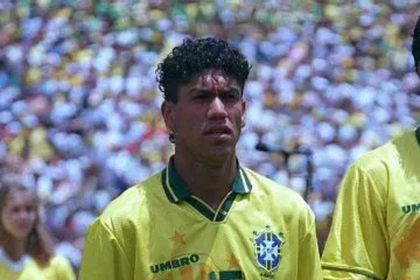 Márcio Santos (1998): Zagueiro titular da geração tetracampeã foi cortado por lesão muscular antes da Copa disputada na França. por Reprodução