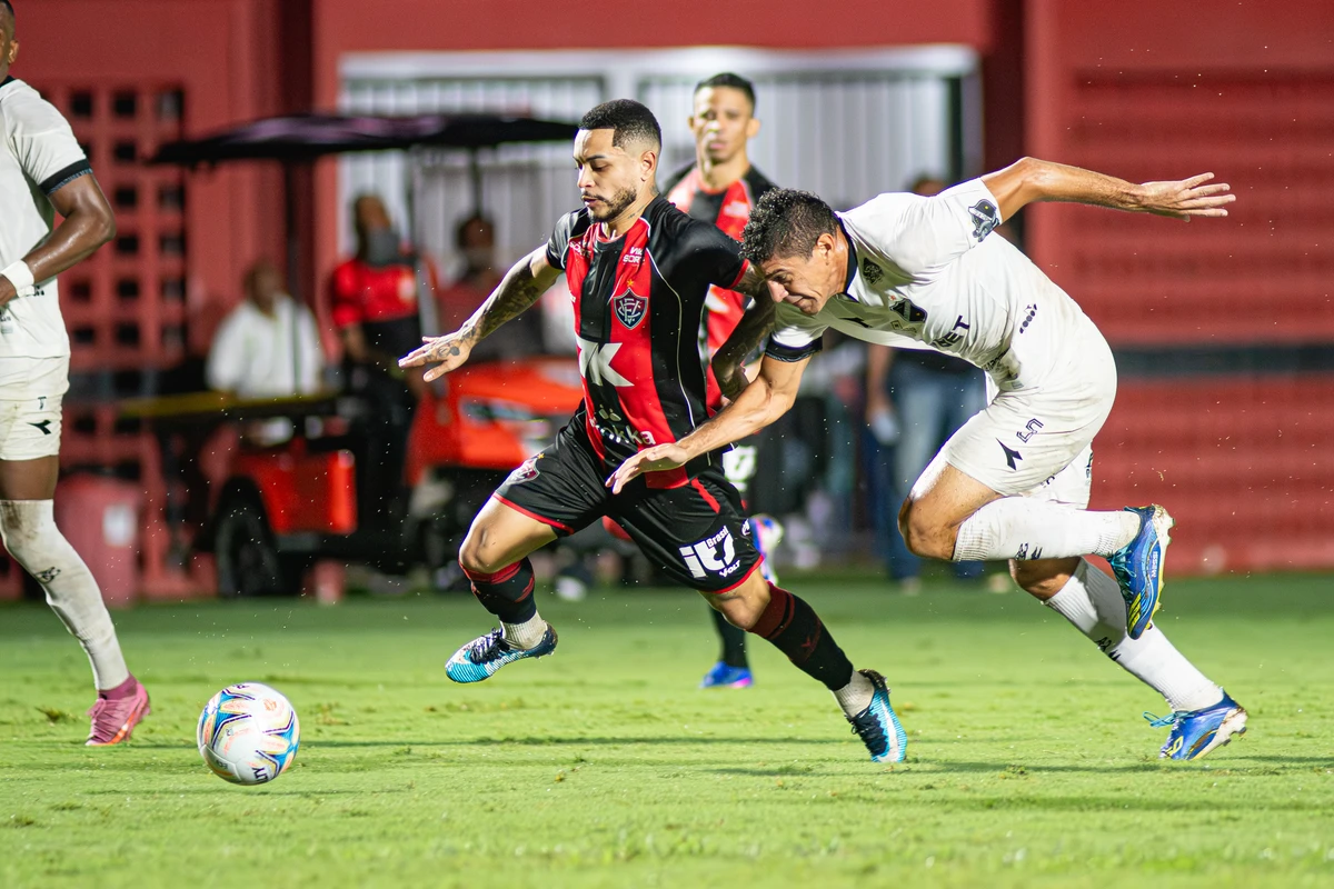 Matheuzinho sofreu pênalti de Éderson