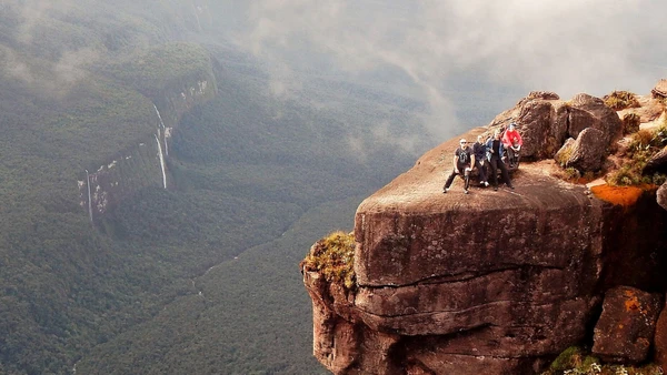 Mirante La Ventana mostra a dimensão das formações rochosas que marcam a paisagem do Monte Roraima por Mauricio Campello/Wikimedia Commons