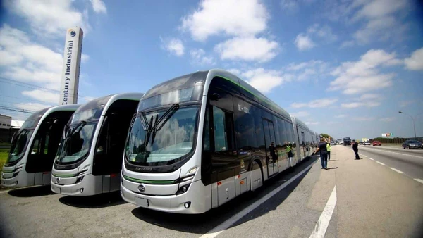Modelos elétricos articulados em operação urbana; governo federal tenta atrair plantas industriais da China e da Alemanha para baratear a transição da frota no Brasil.