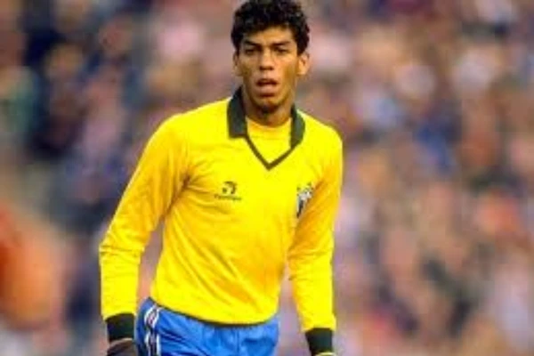 Mozer (1994): Zagueiro do Benfica foi diagnosticado com hepatite às vésperas da Copa dos Estados Unidos e perdeu a chance de disputar o tetra. por Reprodução