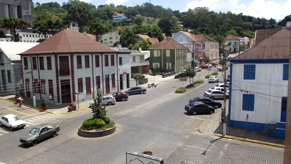 O centro histórico reúne imóveis de madeira que ajudam a contar a formação da antiga colônia italiana por Marinelson Almeida/Wikimedia Commons