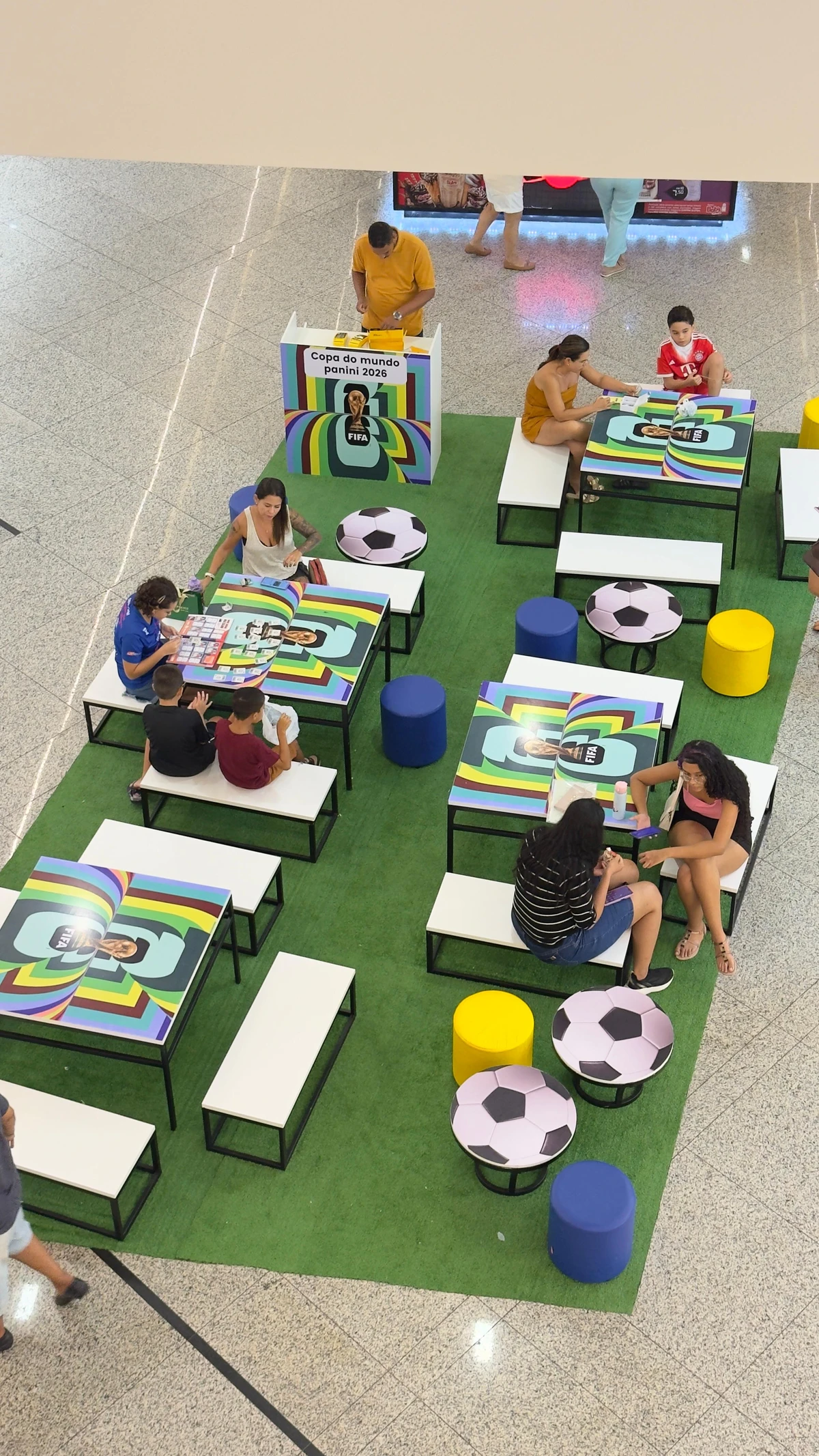 Parque Shopping Bahia: espaço no L1, em frente à loja Sonho dos Pés, com venda de álbum e figurinhas durante o horário normal de funcionamento. por Divulgação