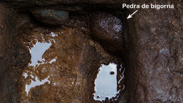 Pedra de bigorna após a escavação de 2015. por Divulgação / Artigo / Journal of Archaeological Science: Reports