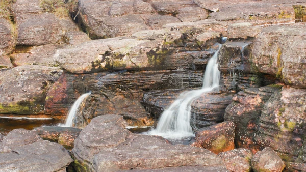 Pequena cachoeira no Monte Roraima ajuda a mostrar o ambiente natural da região ligada a Uiramutã por Jailsoncmjunior/Wikimedia Commons