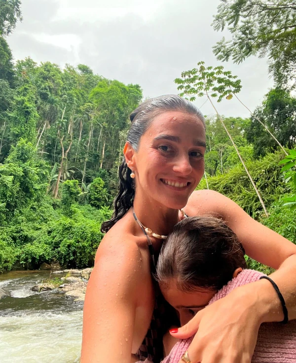Priscila Sztejnman com filha, Rosa por Reprodução/Instagram