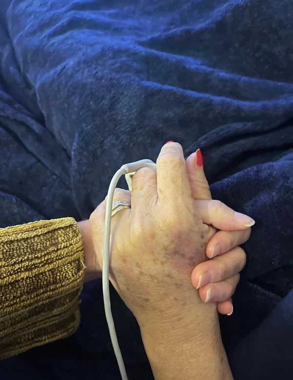 Priscila Sztejnman no hospital com a mãe, Vitória Sztejnman por Reprodução/Instagram