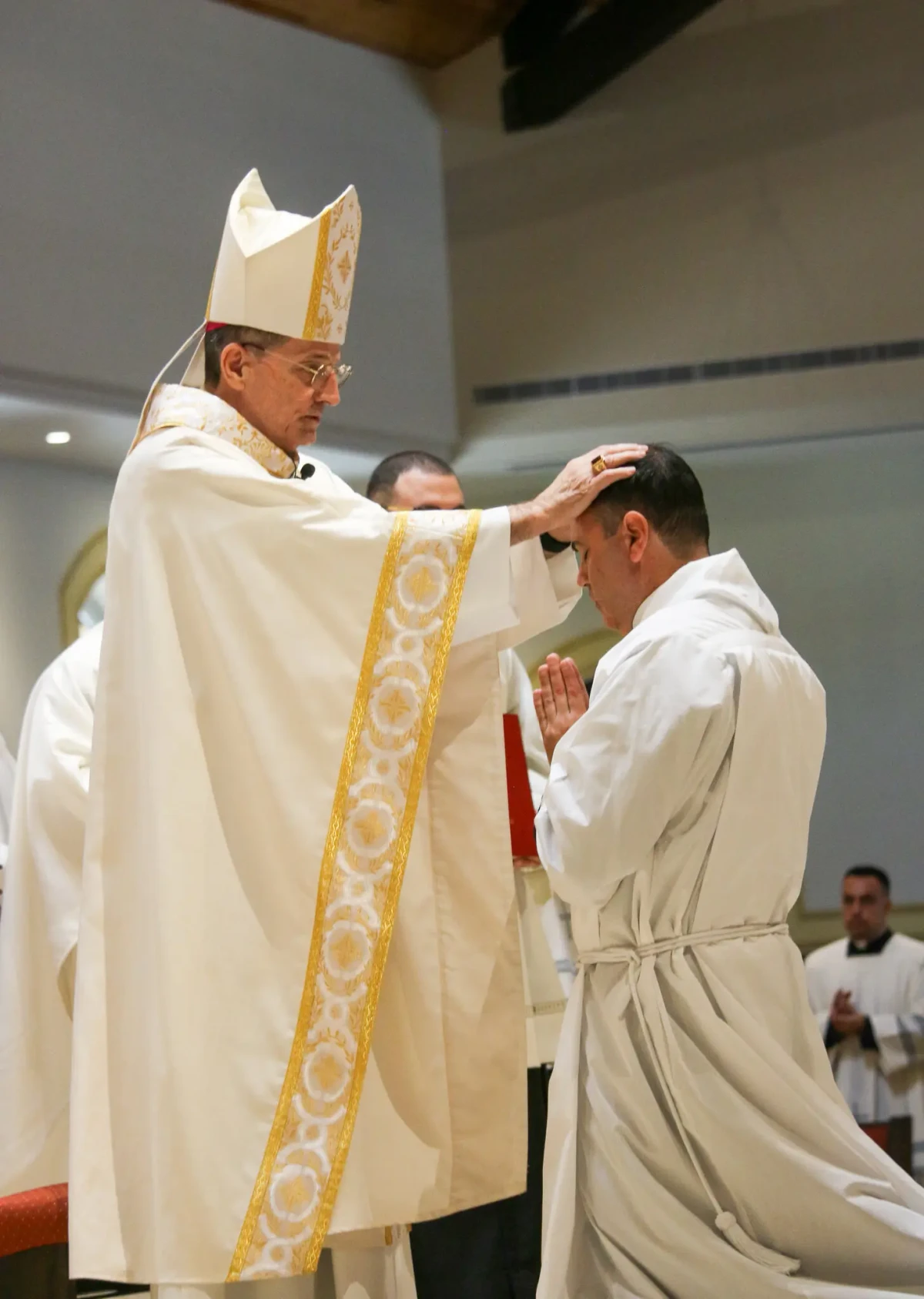 Scott foi ordenado diácono na igreja St. Charles Borromeo, em Visalia, na Califórnia, no ano passado por Divulgação