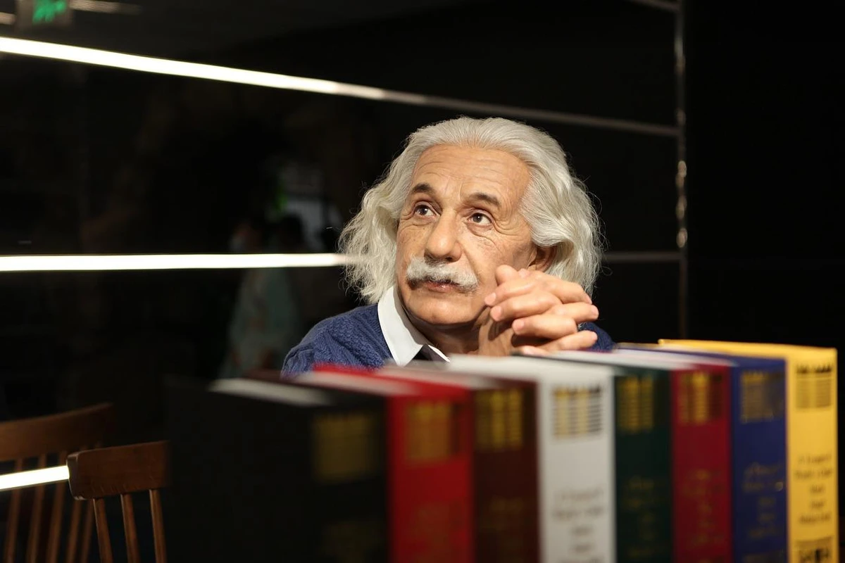  Albert Einstein começou a falar mais tarde do que a maioria das crianças, o que preocupava sua família. por Reprodução