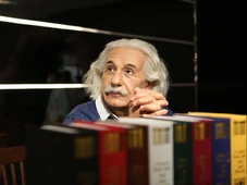 Imagem - Frase de Einstein do dia: 'Aquele que segue a multidão geralmente não vai além dela. Aquele que caminha sozinho pode chegar a lugares onde ninguém jamais esteve' - reflexão sobre originalidade e coragem