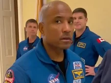 Imagem - ‘Vocês nunca foram ao espaço’: homem aborda astronautas e afirma que Artemis 2 foi encenada