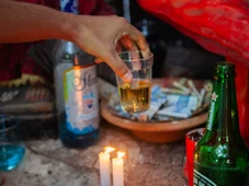 Imagem - Onde a espiritualidade senta à mesa: o bar de Stella Maris que virou ponto de encontro de fé, samba e Zé Pilintra