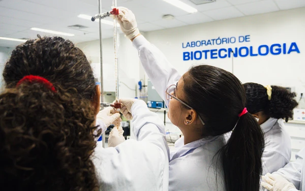 Alunas em experiências no Laboratório de Biotecnologia, no SENAI Cimatec por Valter Pontes/Coperphoto/Sistema FIEB