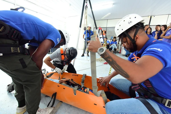 Alunos do Curso Técnico de Segurança do Trabalho em aula prática por Valter Pontes/Coperphoto/Sistema FIEB