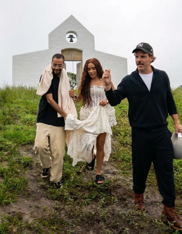 Bastidores de EQUILIBRIVM revelam como Anitta transformou espiritualidade, brasilidade e arte popular em uma narrativa audiovisual dividida em atos por Duh Marinho