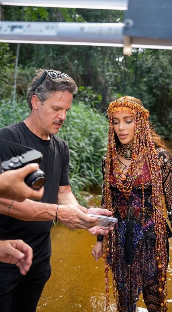 Bastidores de EQUILIBRIVM revelam como Anitta transformou espiritualidade, brasilidade e arte popular em uma narrativa audiovisual dividida em atos por Duh Marinho
