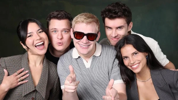 Curry Barker, no centro, junto ao elenco do filme