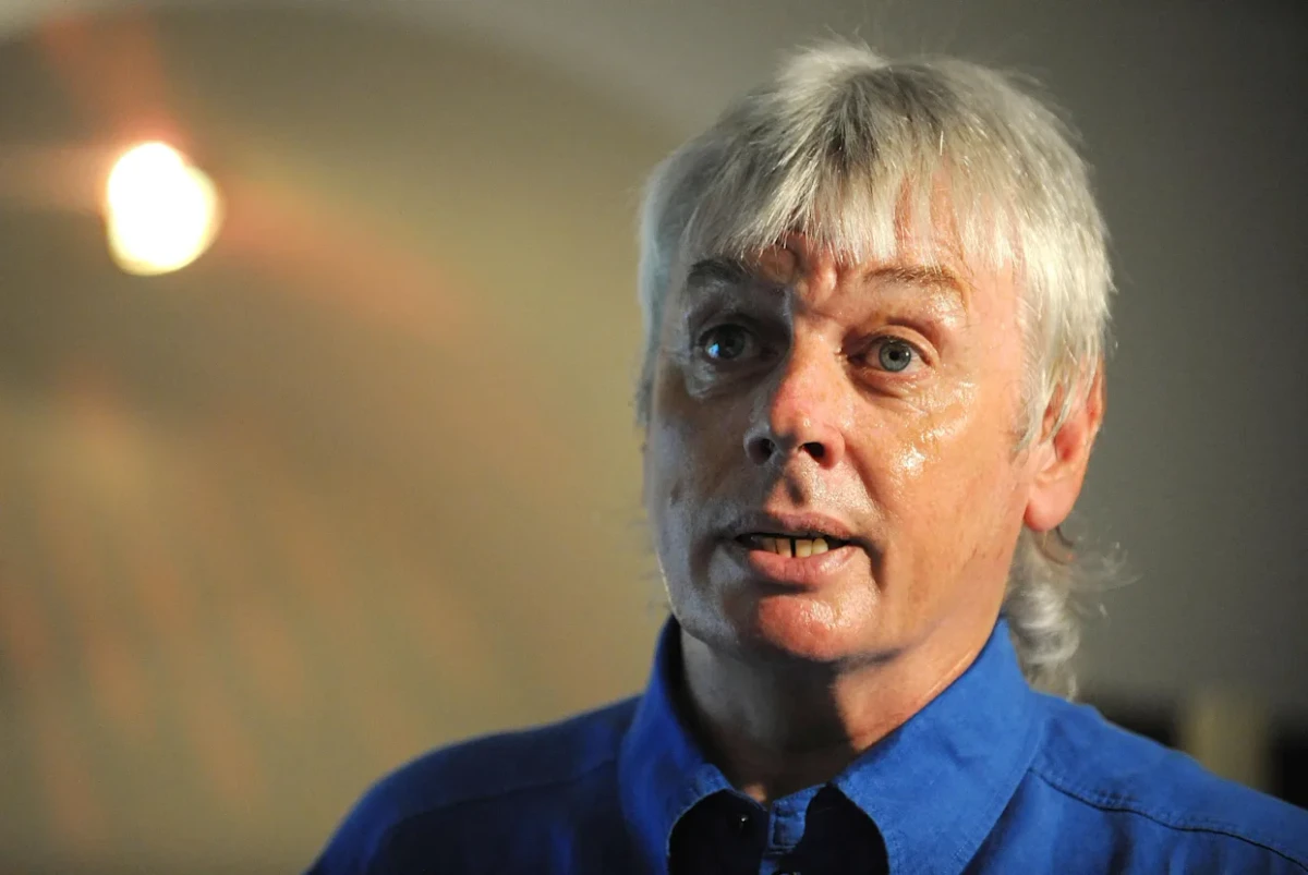 David Icke começou a carreira como jogador e comentarista esportivo antes de virar escritor. por Reprodução