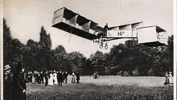Em 1906, o 14-bis levou a aviação para demonstrações públicas na Europa e virou um dos símbolos da transição entre invenção e espetáculo tecnológico por José Rosael/Hélio Nobre/Museu Paulista da USP / Wikimedia Commons
