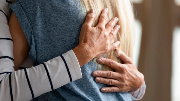 Especialistas afirmam que abraços sinceros ajudam o corpo a relaxar fisicamente, reduzindo tensão muscular. por Shutterstock